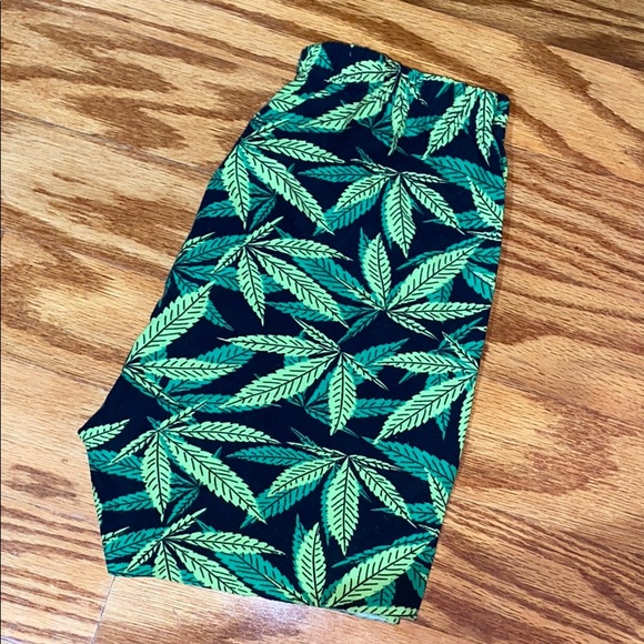 Leaf Print Fabric Shorts - Picture 2 of 3